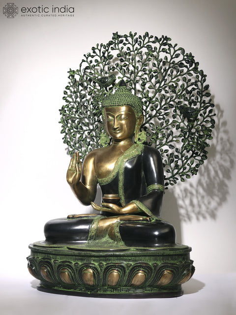 Fine Lord Buddha Preaching in the Backdrop of Bodhi Tree